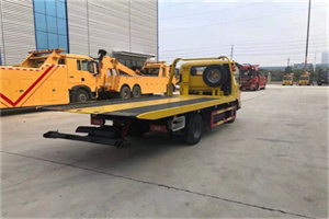 东兰非事故拖车